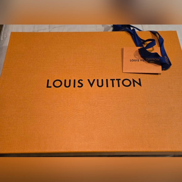 (SOLD) Louis Vuitton Monogram Shawl - Picture 11 of 15